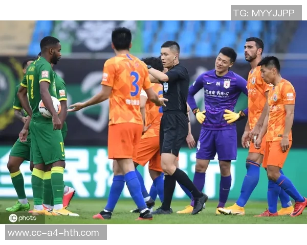 戈麦斯飞踹维尔茨引发争议前英裁判主管称应严惩罚下场